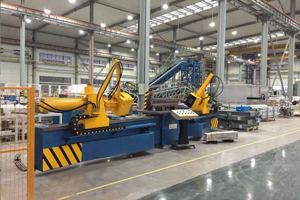 使用拉彎機(jī)對工件進(jìn)行拉彎的特點(diǎn)表現(xiàn)