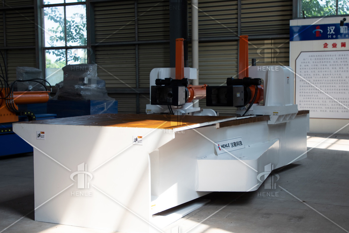 經濟型數控拉彎機操作現場