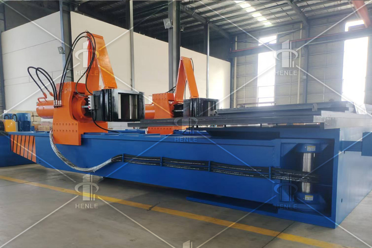 高強度鋁材拉彎操作現場