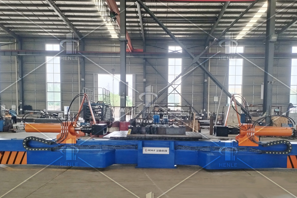 方管拉彎，一次成形操作現場